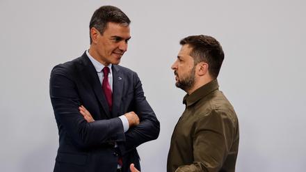 Spaniens Premierminister Pedro Sánchez (l) spricht mit dem ukrainischen Präsidenten Wolodymyr Selenskyj in Granada, am 5. Oktober 2023.