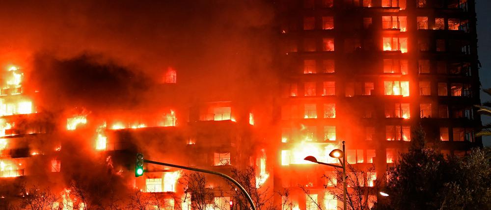 Am 22. Februar 2024 wütet ein Großbrand in einem mehrstöckigen Wohnhaus in Valencia. 