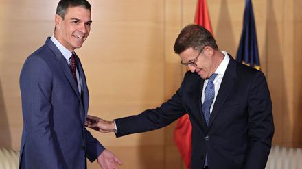 Der Vorsitzende der Volkspartei (PP), Alberto Nunez Feijoo (rechts), trifft den amtierenden spanischen Ministerpräsidenten und Generalsekretär der Sozialistischen Partei (PSOE), Pedro Sanchez.