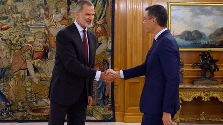 König Felipe (l.) begrüßt Pedro Sánchez