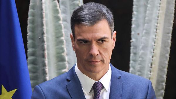 Spanish Prime Minister Pedro Sanchez attends the signing of agreements at Los Jameos del Agua, close to Arrieta, on March 15, 2023, on the second day of the 34th Spain-Portugal summit held on the Spanish Canary island of Lanzarote. (Photo by DESIREE MARTIN / AFP)