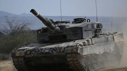 Ukrainische Soldaten üben an einem Leopard-2-Panzer den Einsatz.