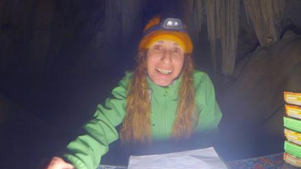 Spanien, Costa Tropical: Das Standbild aus einem von Dokumalia zur Verfügung gestellten Video zeigt die Bergsteigerin und Höhlenforscherin Beatriz Flamini im Inneren der Höhle. 
