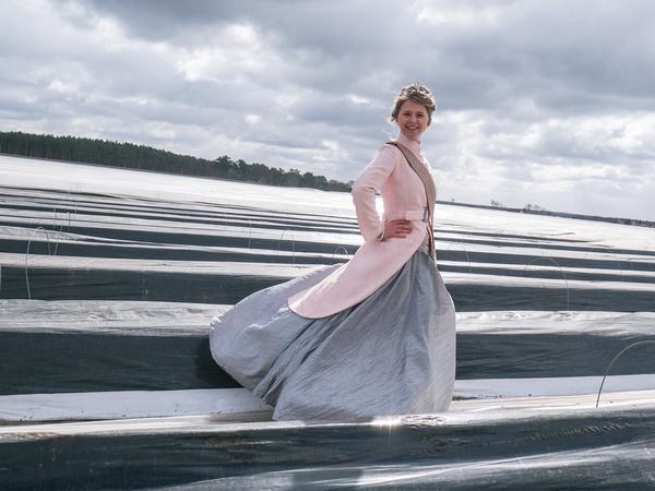 Spargelkönigin Gina-Luise Schrey beim offiziellen Start der Spargelsaison im April