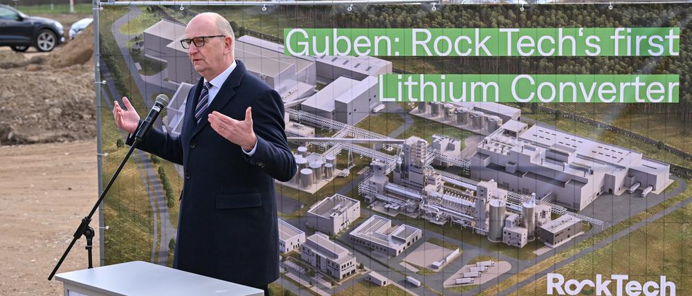 Dietmar Woidke (SPD), Ministerpräsident des Landes Brandenburg, spricht auf dem Baugelände für eine Lithiumfabrik des kanadischen Unternehmens Rock Tech.