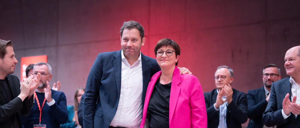 Saskia Esken und Lars Klingbeil beim SPD-Parteitag.