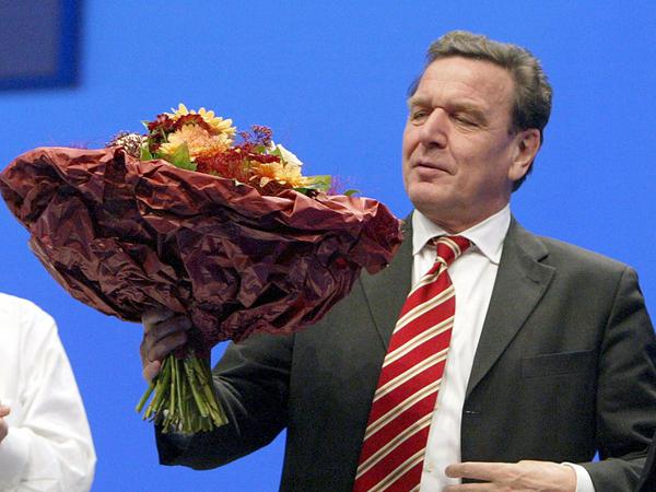Danke für die Blumen! Gerhard Schröder auf dem SPD-Bundesparteitag 2003.