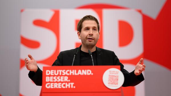 Kevin Kühnert, SPD-Generalsekretär, spricht beim ordentlichen Bundesparteitag der SPD auf dem Berliner Messegelände.