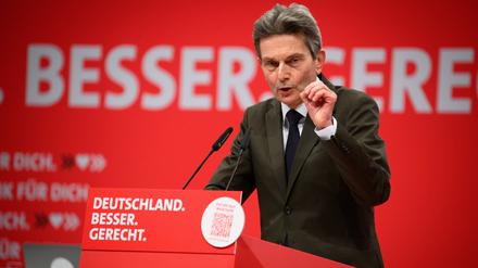 09.12.2023, Berlin: Rolf Mützenich, Vorsitzender der SPD-Bundestagsfraktion, spricht beim ordentlichen Bundesparteitag der SPD auf dem Berliner Messegelände.