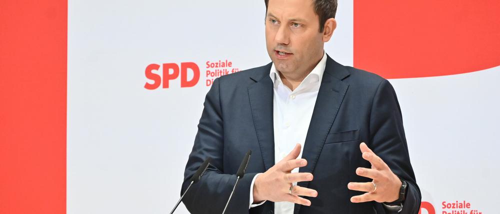 Die SPD und ihr Bundesvorsitzender Lars Klingbeil plant eine temporäre Krisenabgabe. 