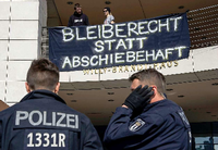 "Bleiberecht statt Abschiebehaft" lautete die Parole bei der Demo an der SPD-Zentrale. Die Polizei war vor Ort, musste aber nicht eingreifen.