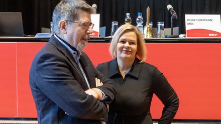 Nancy Faeser, Landesvorsitzende der SPD Hessen und Bundesministerin des Innern und Heimat, spricht auf dem Parteitag der SPD Hessen mit Gernot Grumbach, Mitglied des Hessischen Landtags, einer der Kritiker des Koalitionsvertrags. 