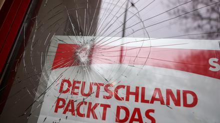 Eine eingeschlagene Fensterscheibe im Kurt-Schumacher-Haus, der Landesgeschäftsstelle der SPD im Wedding.