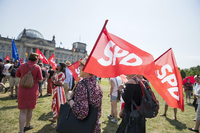 SPD-Anhänger bei einer Demonstration vor dem Berliner Reichstag