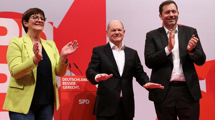 Kanzler Olaf Scholz eingerahmt von der SPD-Spitze aus Saskia Esken und Lars Klingbeil.
