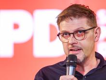 „Lasse mich nicht zum Schweigen bringen“: SPD-Politiker Ecke absolviert ersten Auftritt nach Angriff