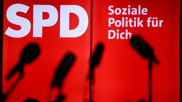 Mikrofone stehen während einer Wahlkampfveranstaltung der sächsischen Sozialministerin (SPD) im Ariowitsch-Haus vor einer leuchteten Wand mit dem Logo der Partei. 