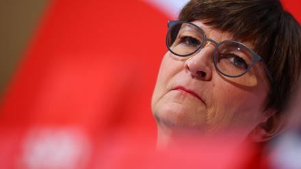 Saskia Esken bei einer Pressekonferenz in der Parteizentrale in Berlin. Die SPD-Parteichefin spricht sich aufgrund aktueller Krisen für ein Aussetzen der Schuldenbremse aus. (Archivfoto)