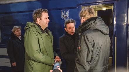 SPD-Parteichef Lars Klingbeil (l) und SPD-Bundestags-Fraktionschef Rolf Mützenich (M) kommen auf dem Bahnhof von Kiew an. 