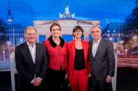 Die Kandidaten-Duos für den SPD-Vorsitz, Olaf Scholz (l-r, SPD), Bundesminister der Finanzen, Klara Geywitz (SPD), Norbert Walter-Borjans (SPD) und Saskia Esken (SPD).