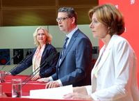 Franziska Giffey (l), Malu Dreyer und Thorsten Schäfer-Gümbel unterhalten sich zu Beginn der Sitzung des Parteivorstandes der SPD.