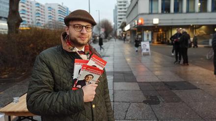SPD-Wahlhelfer Christopher Kurzke am 21.12.22 beim Wahlkampf in der Leipziger Straße in Berlin-Mitte.