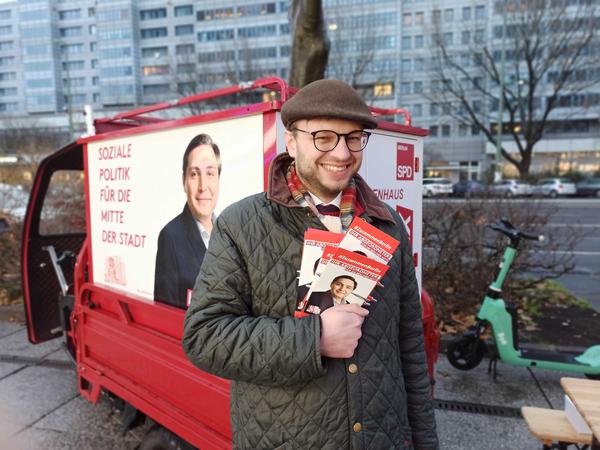 SPD-Wahlhelfer Christopher Kurzke am 21.12.22 beim Wahlkampf in der Leipziger Straße in Berlin-Mitte.