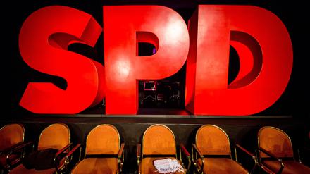 Riesige Buchstaben bilden beim Landesparteitag der SPD Baden-Württemberg auf der Bühne im Bürgerzentrum das Logo der Partei. 