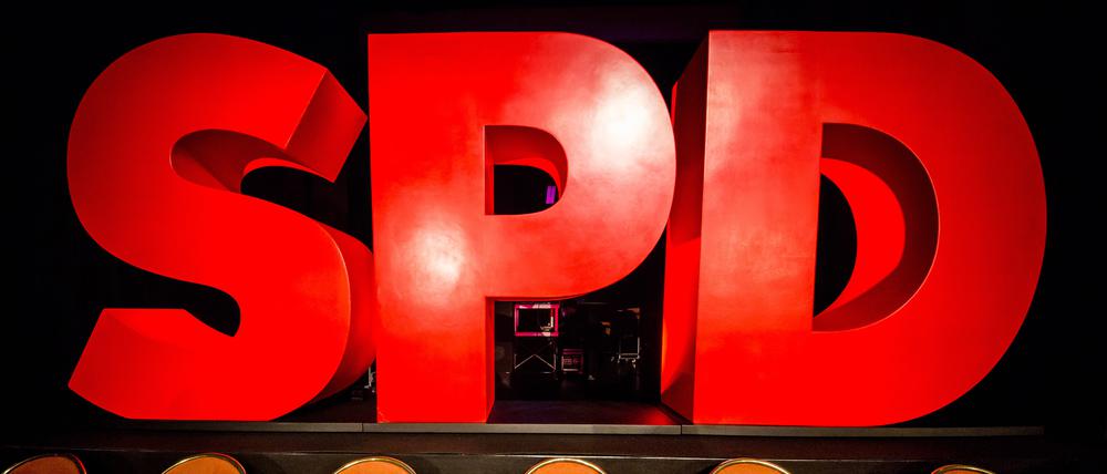 Riesige Buchstaben bilden beim Landesparteitag der SPD Baden-Württemberg auf der Bühne im Bürgerzentrum das Logo der Partei. 