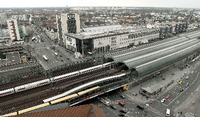 Willkommen im Jetzt. Das ist der Bahnhof Spandau: Vier Fernbahngleise (plus ein Gütergleis ganz hinten), dazu zwei S-Bahngleise. Das Foto entstand vom Rathausturm. In der Lücke zwischen Bahnhof und Einkaufszentrum (Bj 2001) sollte übrigens mal der Transrapid haltenn.