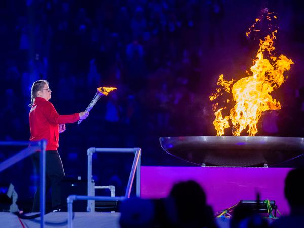 Tennisspielerin Sophie Rensmann entzündet das Feuer bei der Eröffnungsfeier der Special Olympics World Games Berlin 2023 im Olympiastadion. 