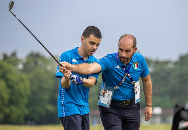 Valerio Scorza (rechts), Trainer von Italien, gibt Mirko Pascale bei der Vorbereitung auf der Driving Range im Golf Club Bad Saarow Anweisungen.