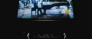 Die beeindruckende Lecture-Performance von Ming Wong mit zwei Klavieren im Haus der Berliner Festspiele.