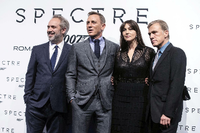 Sam Mendes, Daniel Craig, Monica Bellucci und Christoph Waltz posierten in Rom am 27. Oktober auf dem roten Teppich zur Italien-Premiere des neuen James Bond Films "Spectre".