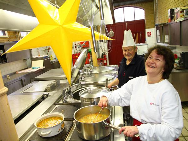 Ehrenamtlich Helfende in der Suppenküche der Malteser in Charlottenburg 2012, mit dem Tagesspiegel-Spendenstern.