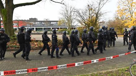 Spezialkräfte der Polizei durchkämmen eine Dorstener Schule.