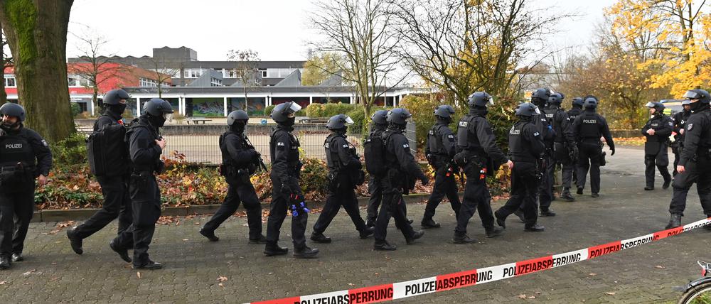 Spezialkräfte der Polizei durchkämmen eine Dorstener Schule.