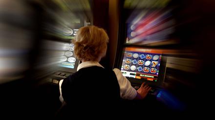 Glücksspielautomaten haben auf viele Menschen eine große Anziehungskraft, Psychologen sagen, dass es keine speziellen Suchtpersönlichkeiten gibt, aber Menschen mit bestimmten Problemen sind anfälliger.