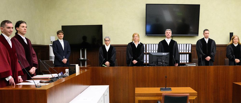 Die Vertreter der Anklage sowie die Richter im Gerichtssaal des Kammergerichts Berlin. 