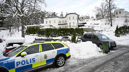 Ein Polizeiauto parkt vor einem Haus, in dem der schwedische Sicherheitsdienst zwei Personen wegen Spionageverdachts festgenommen hat.