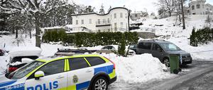 Ein Polizeiauto parkt vor einem Haus, in dem der schwedische Sicherheitsdienst zwei Personen wegen Spionageverdachts festgenommen hat.