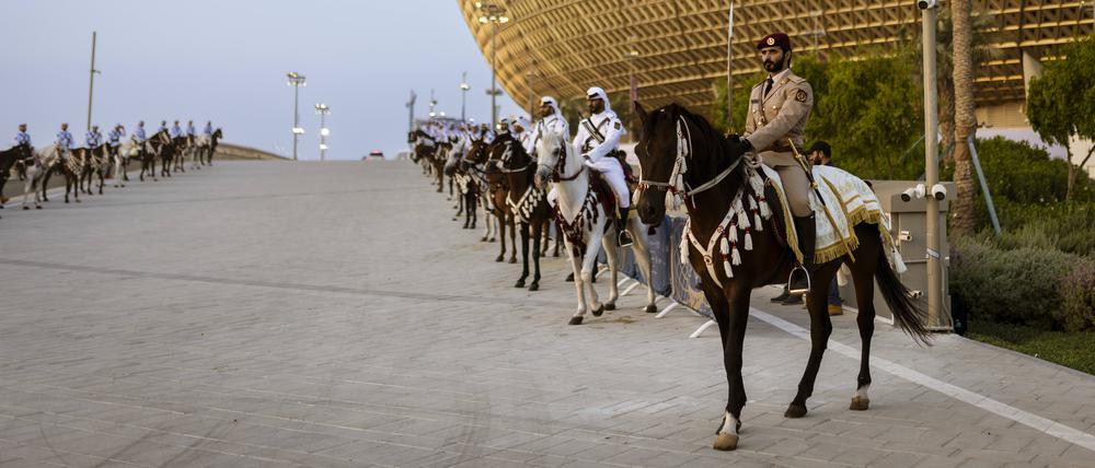 Königliche Reiter flankieren den Weg zum Finalstadion in Doha.