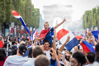 Fans der französischen Nationalmannschaft feiern auf den Champs Elysees den WM-Sieg.