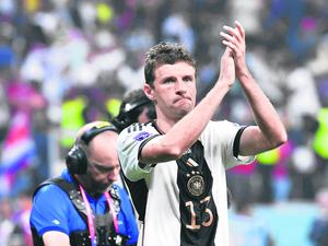 Thomas Müller verabschiedet sich enttäuscht von der WM in Katar.