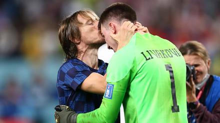 Küsschen für den Matchwinner. Luka Modric gratuliert Torwart Dominik Livakovic.