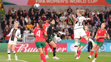 Alexandra Popp springt im ersten Gruppenspiel gegen Marokko hoch zum Kopfball.