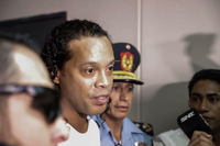 Der Ex-Fußballer Ronaldinho bei seiner Festnahme.