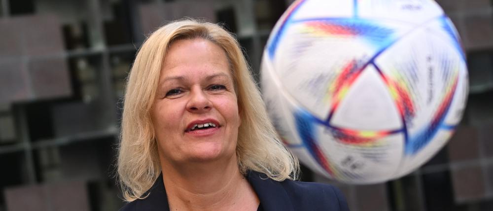 Faeser ist in ihrer Funktion als Sportministerin im Vorfeld der Fußball-Weltmeisterschaft in das Gastgeberland Katar gereist.