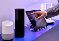 Bequeme Diene oder Heimspione: die Lautsprecher Google Home und Amazon Echo, ausgestattet mit den Sprachassistenten Google Assistant und Alexa.