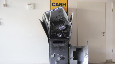 05.05.2023, Berlin: Ein zerstörter Geldautomat steht in einem Einkaufszentrum in Neu-Hohenschönhausen (Berlin-Lichtenberg). 